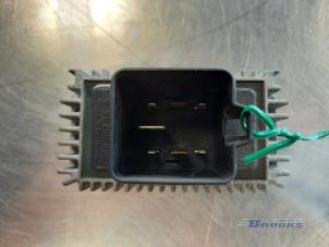 Gebruikte Gloeirelais Opel Astra G Caravan (F35) 1.7 DTI 16V Eco4 Prijs € 10,00 Margeregeling aangeboden door Autobedrijf Brooks