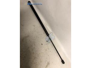 Begagnade Gasfjäder, motorhuv, höger Renault Safrane I 2.5 RN,RT,RXE Pris € 5,00 Marginaltabell erbjuds av Autobedrijf Brooks