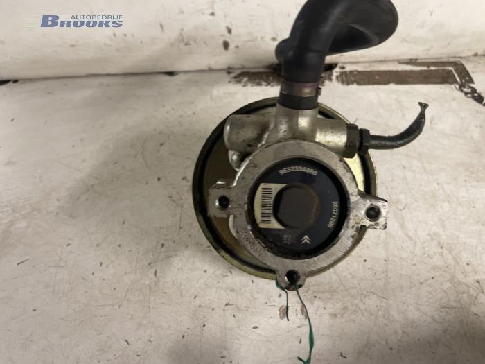 Servostyrningspump från en Peugeot 306 (7A/C/S) 1.6i XR,XT,ST 1999