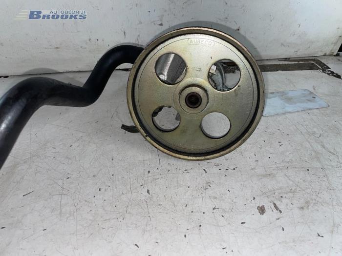 Servostyrningspump från en Peugeot 306 (7A/C/S) 1.6i XR,XT,ST 1999