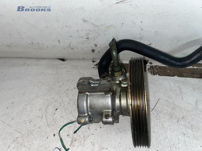Servostyrningspump från en Peugeot 306 (7A/C/S) 1.6i XR,XT,ST 1999