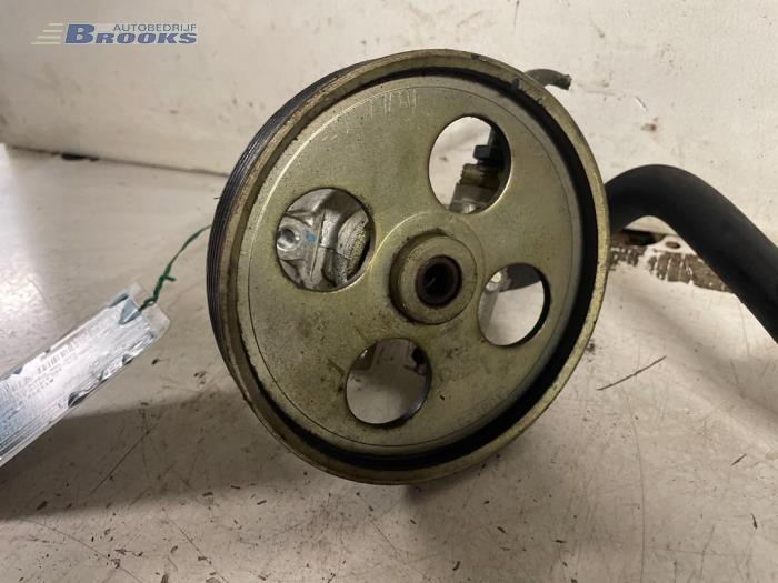 Servostyrningspump från en Peugeot 306 (7A/C/S) 1.6i XR,XT,ST 1999