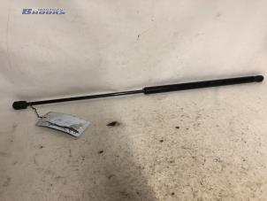 Gebruikte Gasdemper Motorkap links Mercedes E (W211) 3.0 E-280 CDI V6 24V Prijs € 10,00 Margeregeling aangeboden door Autobedrijf Brooks