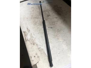 Gebruikte Gasdemper Motorkap rechts Peugeot 306 Break (7E) 1.9 D Prijs € 5,00 Margeregeling aangeboden door Autobedrijf Brooks