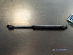 Begagnade Gasfjäder, höger bak Seat Cordoba Facelift (6C2/6K2) 1.6 Pris € 5,00 Marginaltabell erbjuds av Autobedrijf Brooks