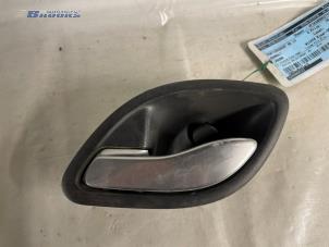 Begagnade Dörrhandtag, 4-dörrars, vänster fram Renault Laguna II Grandtour (KG) 1.8 16V Pris € 5,00 Marginaltabell erbjuds av Autobedrijf Brooks