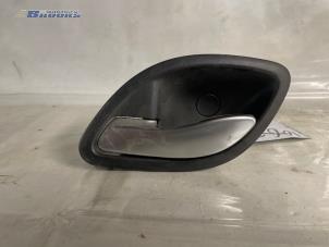 Begagnade Dörrhandtag, 4-dörrars, vänster bak Renault Laguna II Grandtour (KG) 1.8 16V Pris € 5,00 Marginaltabell erbjuds av Autobedrijf Brooks