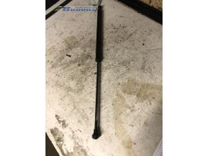 Begagnade Gasfjäder, höger bak Peugeot 206 (2A/C/H/J/S) 2.0 GTI 16V Pris € 10,00 Marginaltabell erbjuds av Autobedrijf Brooks