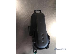Begagnade Dörrhandtag, 4-dörrars, höger bak Nissan Note (E11) 1.6 16V Pris € 10,00 Marginaltabell erbjuds av Autobedrijf Brooks