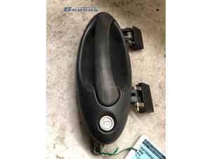 Begagnade Dörrhandtag, 4-dörrars, vänster fram Saab 9-5 (YS3E) 2.0t 16V Pris € 10,00 Marginaltabell erbjuds av Autobedrijf Brooks