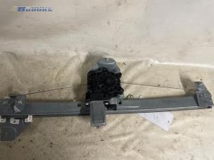 Gebruikte Raammotor Portier Dacia Dokker Express (8S) 1.5 dCi 75 Prijs € 40,00 Margeregeling aangeboden door Autobedrijf Brooks