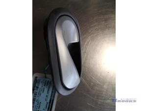 Begagnade Dörrhandtag, 4-dörrars, vänster bak Renault Scénic II (JM) 2.0 dCi 16V 150 Pris € 5,00 Marginaltabell erbjuds av Autobedrijf Brooks