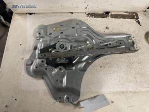 Begagnade Fönstermekanism för bakre dörr, 4-dörrars, vänster Kia Cerato 1.5 CRDi 16V Pris € 25,00 Marginaltabell erbjuds av Autobedrijf Brooks