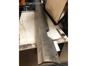 Gebruikte Sideskirt links Mercedes E (W211) 3.2 E-320 CDI 24V Prijs € 15,00 Margeregeling aangeboden door Autobedrijf Brooks