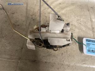 Begagnade Dörrlåsmekanism, 2-dörrars, höger Mazda MX-3 1.8i V6 24V Pris € 10,00 Marginaltabell erbjuds av Autobedrijf Brooks