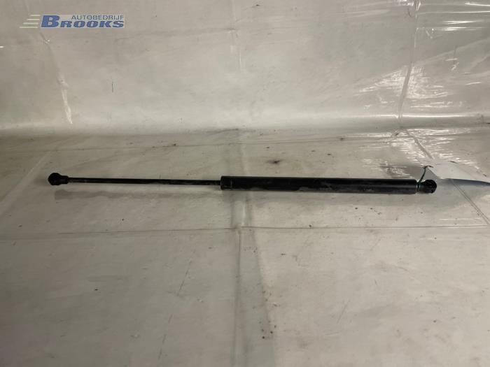 Gasfjäder, höger bak från en Peugeot 206 (2A/C/H/J/S) 1.9 D 1998