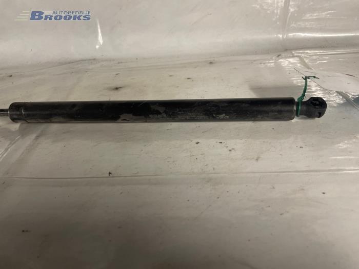 Gasfjäder, höger bak från en Peugeot 206 (2A/C/H/J/S) 1.9 D 1998