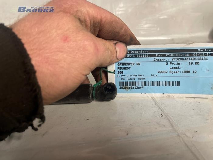 Gasfjäder, höger bak från en Peugeot 206 (2A/C/H/J/S) 1.9 D 1998