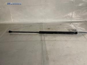 Begagnade Gasfjäder, höger bak Peugeot 206 (2A/C/H/J/S) 1.9 D Pris € 5,00 Marginaltabell erbjuds av Autobedrijf Brooks