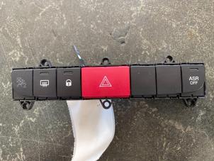 Gebruikte Paniekverlichtings Schakelaar Citroen Jumper (U9) 2.0 BlueHDi 160 Prijs € 36,75 Margeregeling aangeboden door van de Bunte Teuge B.V.