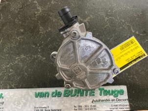 Begagnade Vakuumpump (bensin) Renault Captur (2R) 1.3 TCE 130 16V Pris € 42,00 Marginaltabell erbjuds av van de Bunte Teuge B.V.