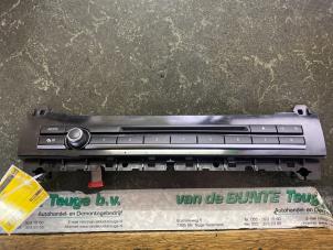 Gebruikte Radiobedienings paneel BMW 5 serie (F10) 520d 16V Prijs € 103,95 Margeregeling aangeboden door van de Bunte Teuge B.V.