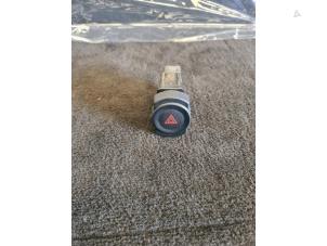 Gebruikte Paniekverlichtings Schakelaar Dacia Sandero I (BS) 1.4 Prijs € 21,00 Margeregeling aangeboden door van de Bunte Teuge B.V.