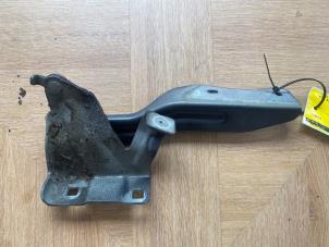 Gebruikte Motorkap Scharnier Nissan Qashqai (J11) 1.2 DIG-T 16V Prijs € 78,75 Margeregeling aangeboden door van de Bunte Teuge B.V.