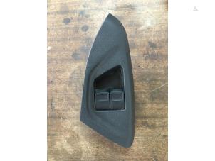 Gebruikte Elektrisch Raam Schakelaar Peugeot 108 1.0 12V Prijs € 47,25 Margeregeling aangeboden door van de Bunte Teuge B.V.