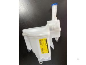 Używane Zbiornik spryskiwacza przód Peugeot 108 1.0 12V Cena € 52,50 Procedura marży oferowane przez van de Bunte Teuge B.V.