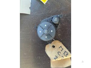 Gebruikte Radiobediening Stuur Mercedes C (W204) 1.6 C-180 16V BlueEfficiency Prijs € 26,25 Margeregeling aangeboden door van de Bunte Teuge B.V.