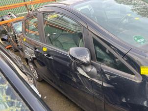 Używane Drzwi prawe przednie wersja 4-drzwiowa Ford B-Max (JK8) 1.0 EcoBoost 12V 125 Cena € 288,75 Procedura marży oferowane przez van de Bunte Teuge B.V.