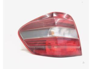 Begagnade Baklykta, vänster Mercedes ML II (164/4JG) 3.0 ML-280 CDI 4-Matic V6 24V Pris € 78,75 Marginaltabell erbjuds av van de Bunte Teuge B.V.