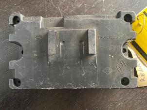 Gebruikte Multi Media Regelunit Renault Scénic III (JZ) 1.9 dCi Prijs € 31,50 Margeregeling aangeboden door van de Bunte Teuge B.V.