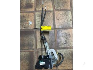 Gebruikte Portierslot Mechaniek 4Deurs rechts-achter Kia Sorento III (UM) 2.2 CRDi 16V VGT 4x4 Prijs € 78,75 Margeregeling aangeboden door van de Bunte Teuge B.V.