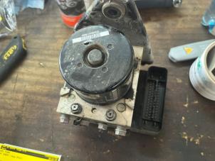 Używane Pompa ABS Volkswagen Caddy III (2KA,2KH,2CA,2CH) 1.6 TDI 16V Cena € 189,00 Procedura marży oferowane przez van de Bunte Teuge B.V.