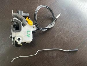 Gebruikte Slotmechaniek Portier 4Deurs links-voor Opel Insignia 1.4 Turbo 16V Ecotec Prijs € 52,50 Margeregeling aangeboden door van de Bunte Teuge B.V.