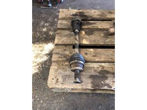 Gebruikte Aandrijfas links-voor Skoda Fabia (6Y5) 1.4i 16V Prijs € 52,50 Margeregeling aangeboden door van de Bunte Teuge B.V.