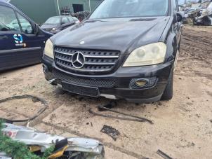 Używane Maska Mercedes ML II (164/4JG) 3.0 ML-320 CDI 4-Matic V6 24V Cena € 367,50 Procedura marży oferowane przez van de Bunte Teuge B.V.