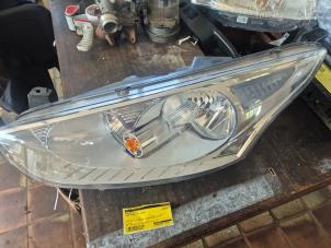 Używane Reflektor lewy Ford B-Max (JK8) 1.0 EcoBoost 12V 100 Cena € 157,50 Procedura marży oferowane przez van de Bunte Teuge B.V.