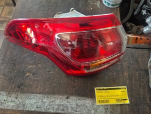 Używane Tylne swiatlo pozycyjne lewe Ford B-Max (JK8) 1.0 EcoBoost 12V 100 Cena € 183,75 Procedura marży oferowane przez van de Bunte Teuge B.V.