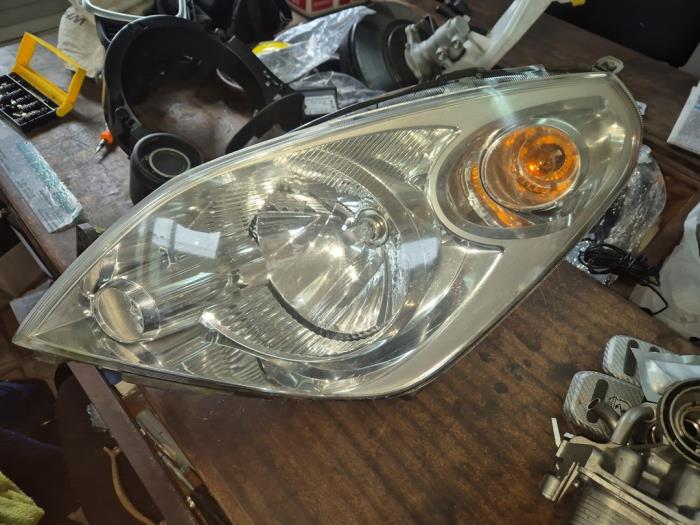 Strålkastare, vänster från en Suzuki Splash 1.0 12V 2009