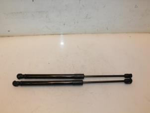 Gebruikte Set Gasdempers Achterklep Kia Niro I (DE) 1.6 GDI Hybrid Prijs € 52,03 Inclusief btw aangeboden door Van Gils Automotive