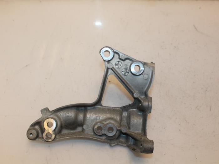 Övre fäste, generator från en Volvo V40 Cross Country (MZ) 1.6 D2 2013