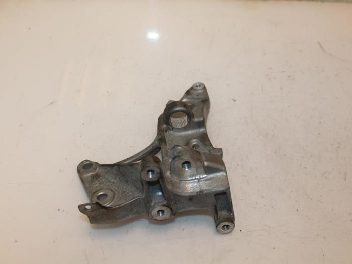 Övre fäste, generator från en Volvo V40 Cross Country (MZ) 1.6 D2 2013