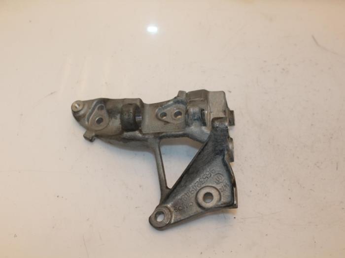 Övre fäste, generator från en Volvo V40 Cross Country (MZ) 1.6 D2 2013