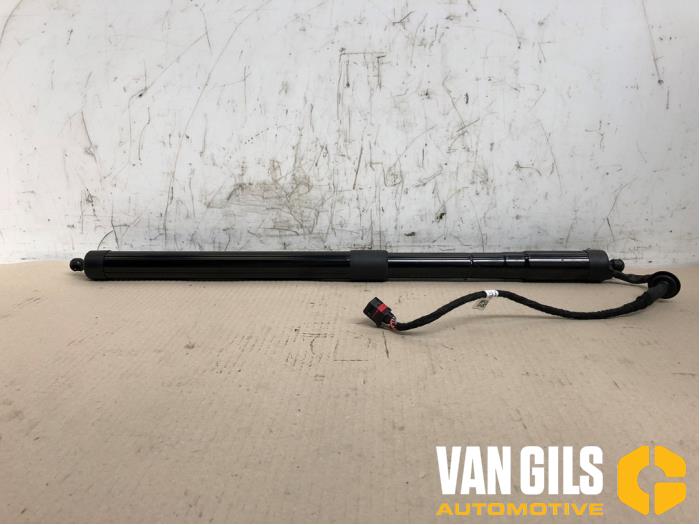 Motor, baklucka från en Land Rover Range Rover IV (LG) 3.0 TDV6 24V 2016