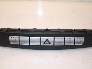 Gebruikte Gevarenlicht Schakelaar Mercedes E (W212) E-200 CDI 16V BlueEfficiency,BlueTEC Prijs € 98,00 Margeregeling aangeboden door Van Gils Automotive