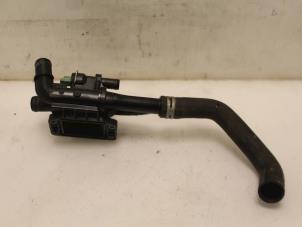 Gebruikte Thermostaathuis Ford Fiesta 7 1.5 TDCi 120 Prijs € 30,00 Margeregeling aangeboden door Van Gils Automotive