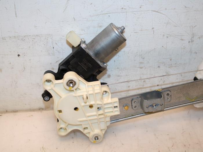 Fönstermekanism, 4-dörrars, höger fram från en Suzuki Celerio (LF) 1.0 12V Dualjet 2016